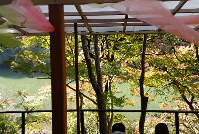 祐斎亭の縁側から眺める桂川と色づき始めた紅葉