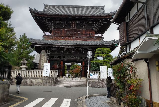 住宅や学校が並ぶ中に、突然現れたのが清凉寺の仁王門
