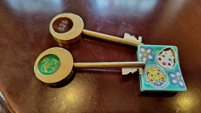 ルームキーと誕生日記念品
